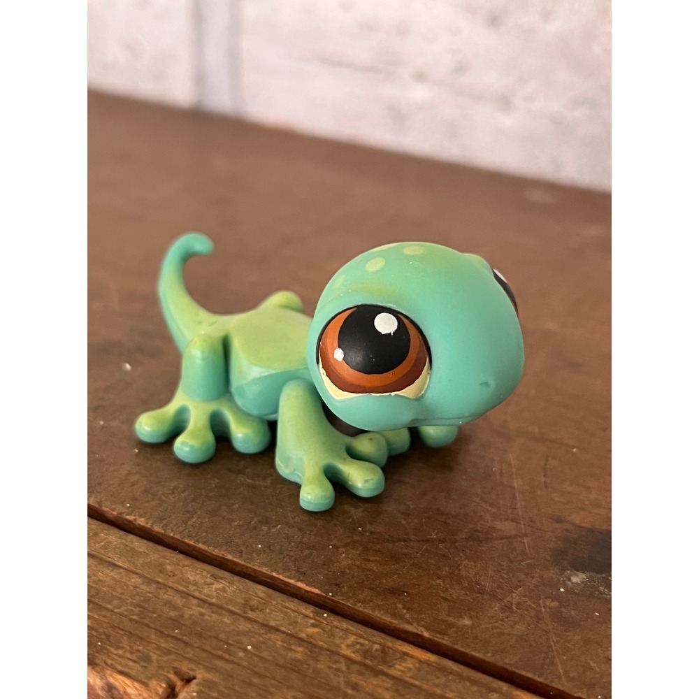 LPS Littlest Pet Shop Green Lizard Gecko Brown Eyes 2005 Red Magnet